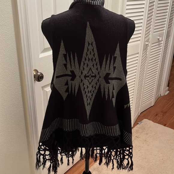 Flawsome draped vest poncho with fringe - Picture 4 of 6